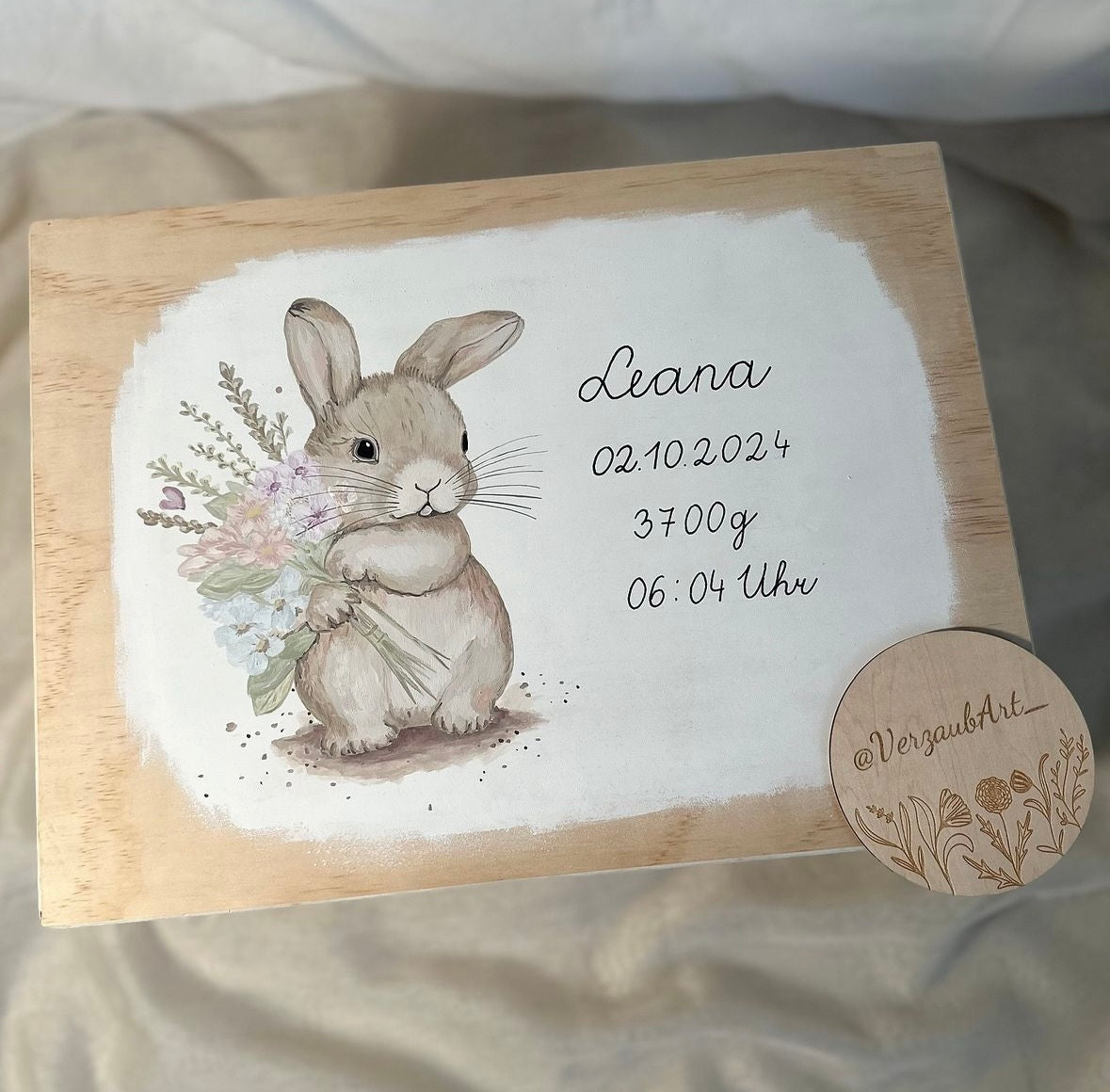 Spielzeug- und Erinnerungskiste - Hase mit Blümchen