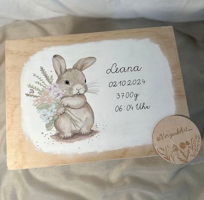 Spielzeug- und Erinnerungskiste - Hase mit Blümchen