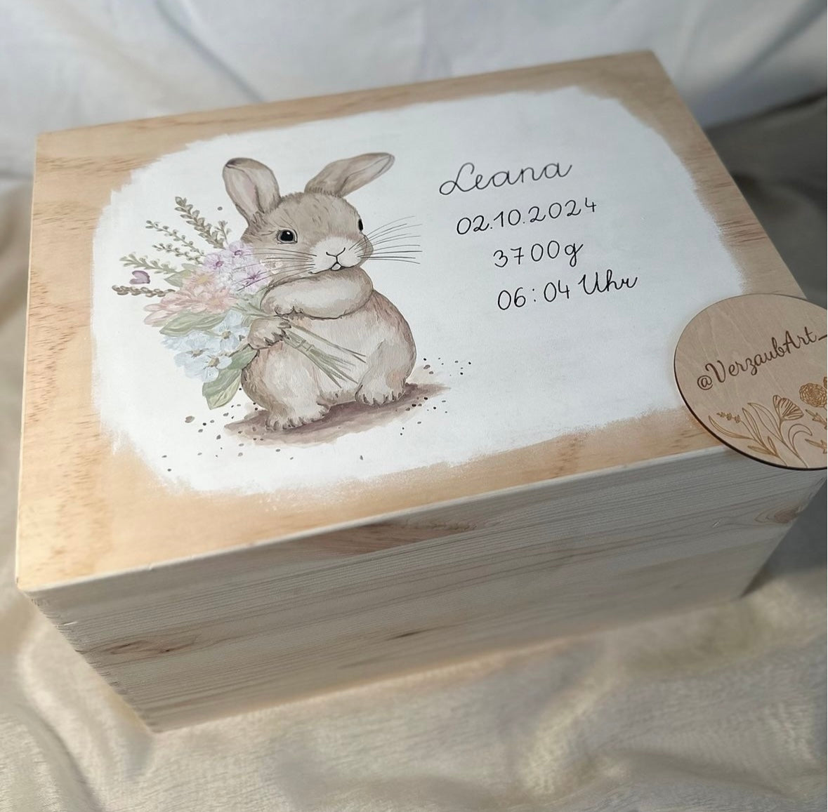 Spielzeug- und Erinnerungskiste - Hase mit Blümchen