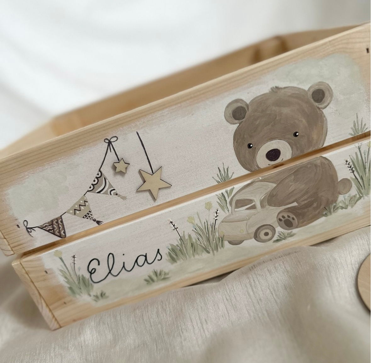 Kiste - Teddy mit Spielzeugauto