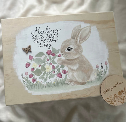 Spielzeug- und Erinnerungskiste - Hase nascht Himbeeren