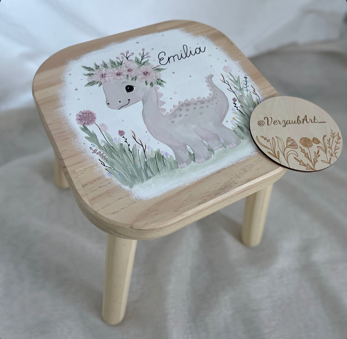 Kinderhocker - Dinomädchen mit Blumenkranz